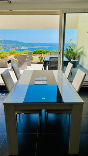 VUE MER IMPRENABLE ET PISCINE